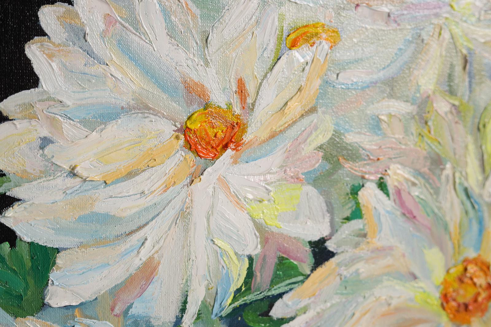 Vase with daisies