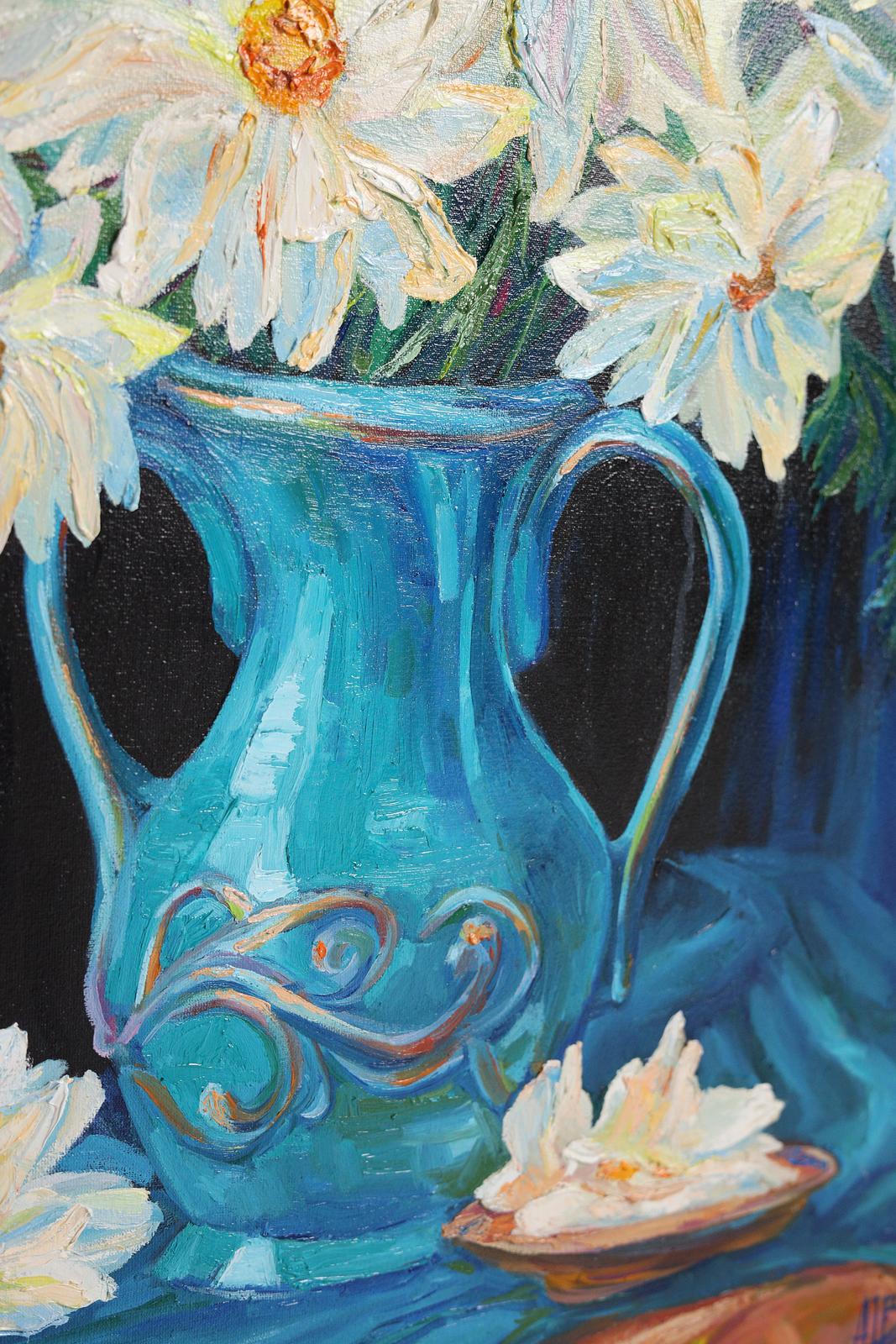 Vase with daisies